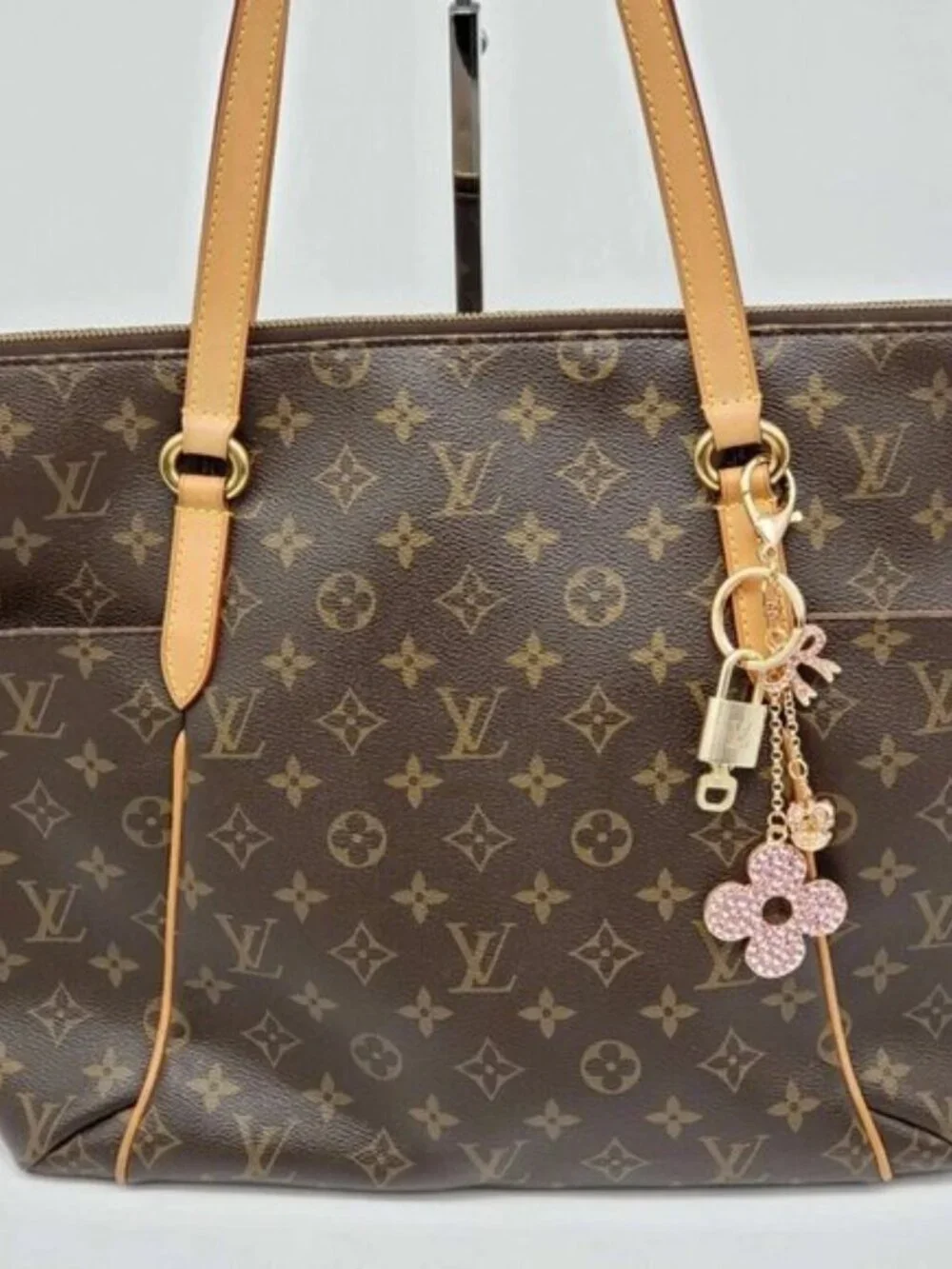 LV Authentic Gold Lock & Key 🔑 Luxury Bag Charm w/ Unbranded Flower Keychain